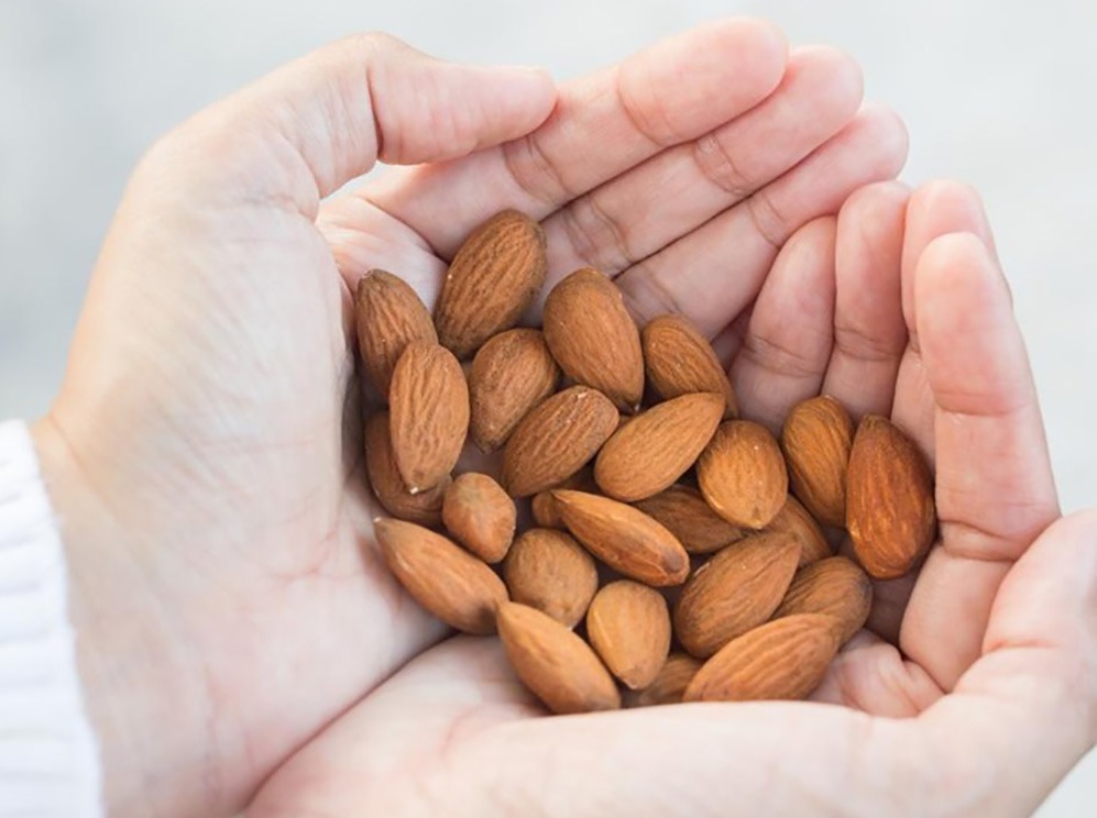 A good handful (30g) of almonds gives you 5.9g of nutritious plant protein